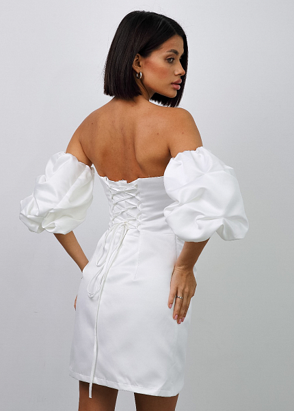 Прокат платья Белое мини с драпировкой и буфами Мисси для фотосессии и мероприятия в Омске