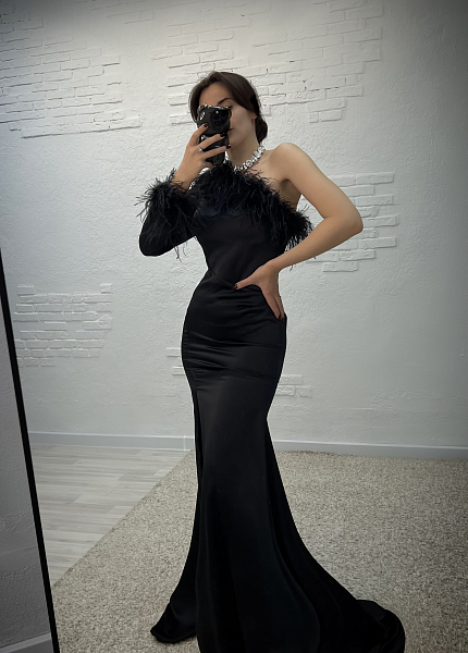 Прокат платья Силуэтное чёрное с декором из перьев Сюзанна для фотосессии и мероприятия в Омске