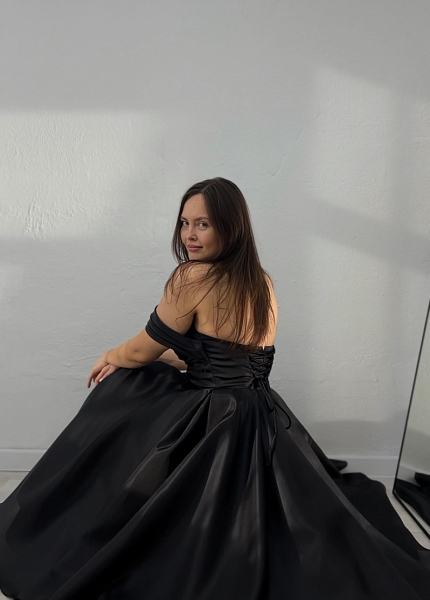 Прокат платья Черное миди из органзы с приспущенными плечиками и драпировкой Вивьен для фотосессии и мероприятия в Омске