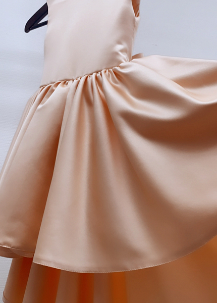 Прокат платья Персиковое каскадное с открытой спинкой и бантиком Хэйли для фотосессии и мероприятия в Омске