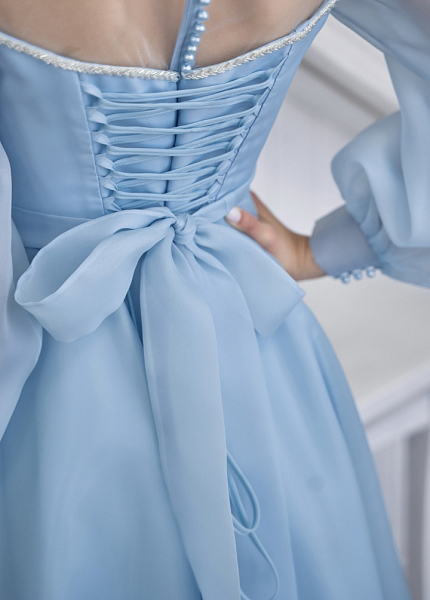 Голубое с рукавами и прозрачной вставкой Жаклин макси платье для фотосессии и мероприятия в Омске