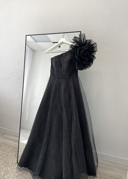Прокат платья Черное блестящее макси с разрезом и пушистым рукавчиком Микка для фотосессии и мероприятия в Омске