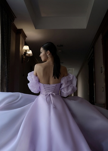 Прокат платья Лиловое миди с открытыми плечами и съемными рукавами Одри для фотосессии и мероприятия в Омске