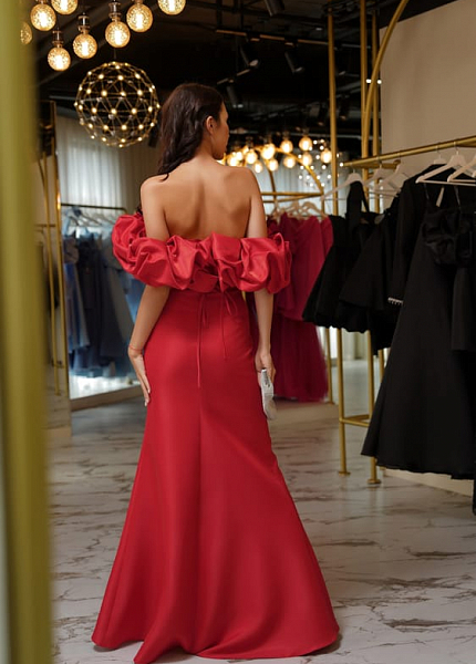 Прокат платья Красное силуэтное с объемным декором на плечиках Литисия для фотосессии и мероприятия в Омске