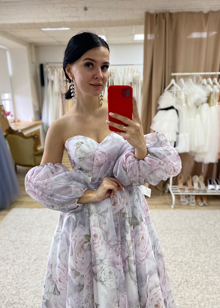 Прокат платья Миди с цветочным принтом с открытыми плечами и рукавами буфами Розалия для фотосессии и мероприятия в Омске