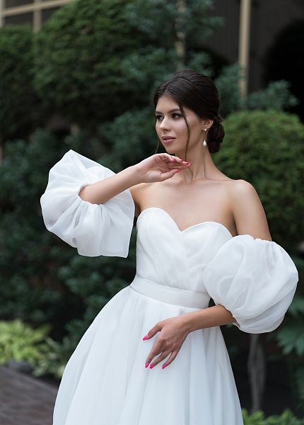Прокат платья Белое миди с открытыми плечами и рукавами буфами Надин для фотосессии и мероприятия в Омске