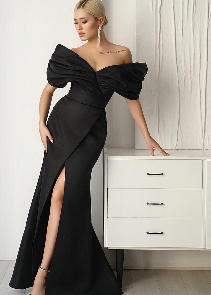Прокат платья Чёрное силуэтное с объемными плечиками Лилит для фотосессии и мероприятия в Омске