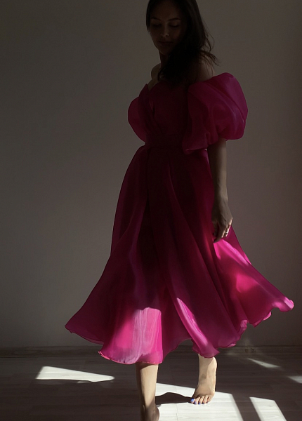 Прокат платья Малиновое миди с открытыми плечами и рукавами буфами Надин для фотосессии и мероприятия в Омске