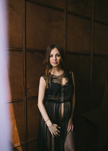 Прокат платья Чёрное струящееся будуарное на резинке Нимфа для фотосессии и мероприятия в Омске