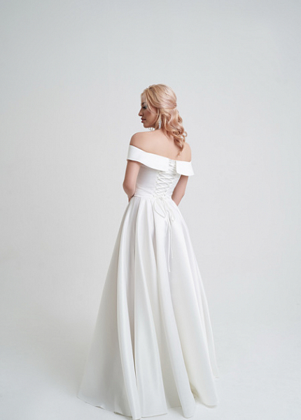 Прокат платья Белое атласное с разрезом и открытыми плечами Кайли Вайт для фотосессии и мероприятия в Омске