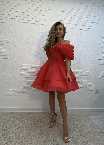Прокат платья Красное мини с приспущенными плечами и ярусной юбкой Дороти для фотосессии и мероприятия в Омске