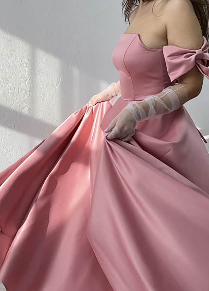 Прокат платья Пудровая атласное лаконичное с бантами Риана для фотосессии и мероприятия в Омске