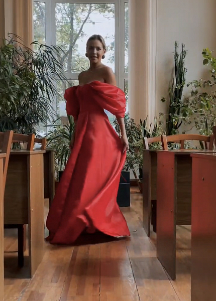 Прокат платья Красное макси с разрезом и рукавами фалдами Селин для фотосессии и мероприятия в Омске