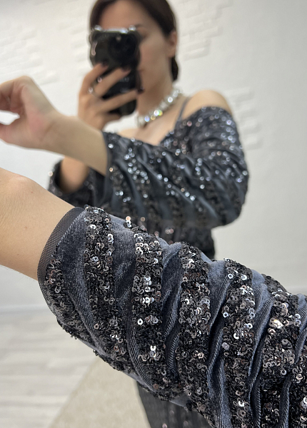 Прокат платья Силуэтное с рукавом и декором из пайеток на бархате Мона для фотосессии и мероприятия в Омске