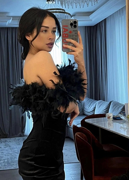 Прокат платья Черное силуэтное миди с декором из перьев Скарлет для фотосессии и мероприятия в Омске